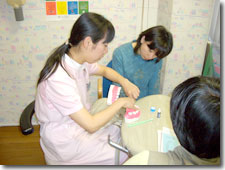 ビデオを使って勉強中のお母様方